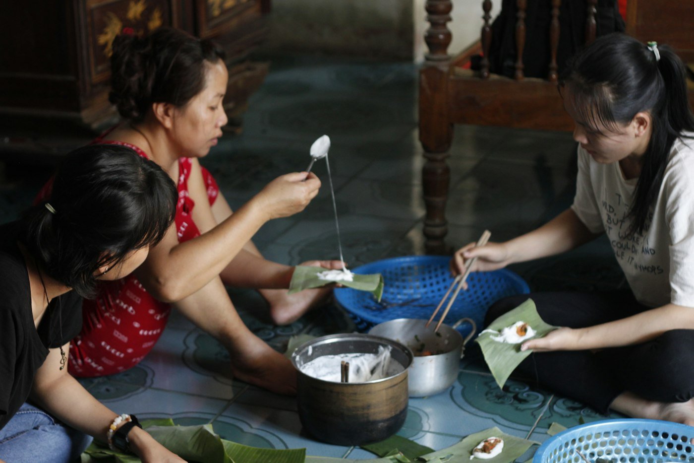 Gia đình quây quần bên mâm cơm