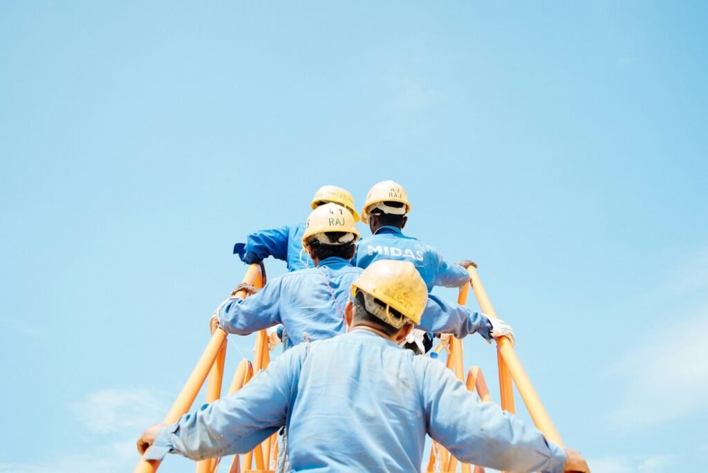 Tranh chấp lao động: bị nghỉ trái luật, nợ BHXH